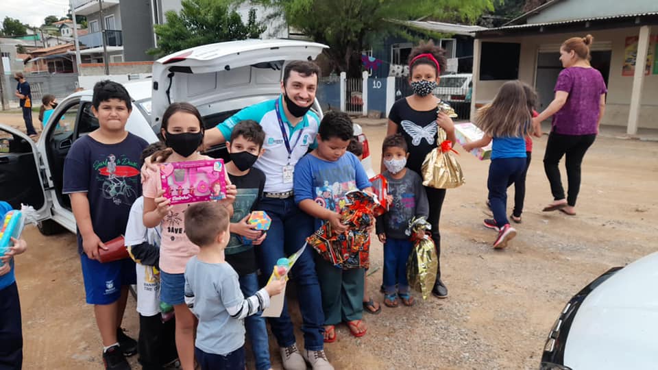 Foto 6 / Caravana da Xicória entrega doces e brinquedos no Dia das Crianças 